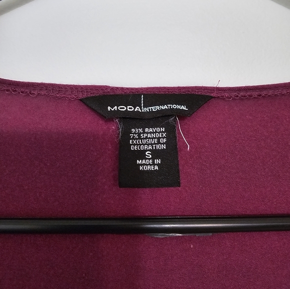 Moda Small V-Neck Shirt #VNeck #Moda #Y2K #VS #VictoriasSecretCatalog - Picture 3 of 4